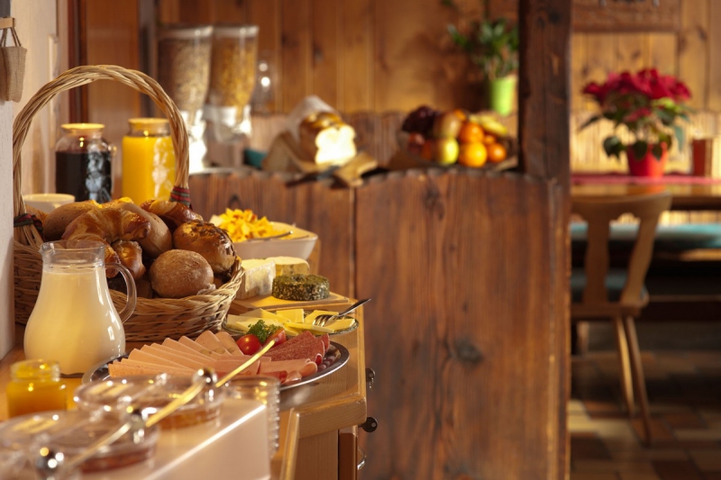 brasserie-MEOUNES LES MONTRIEUX-min_breakfast_buffet_food_restaurant_meal_hotel_plate_fresh-718745